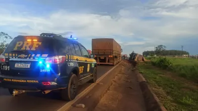 Imagem da notícia Caminhão com carga de farelo de milho tomba na BR-163 em São Gabriel do Oeste